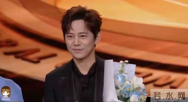 热搜爆了！何炅公开回应