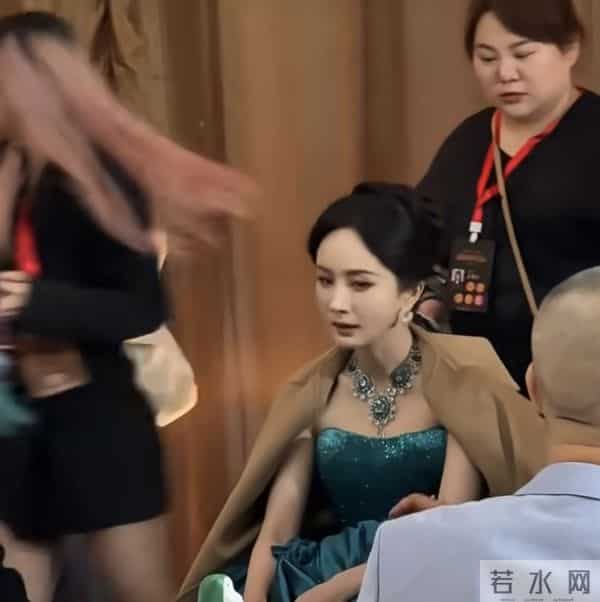 微博之夜似菜市场，杨幂指挥交通，蓝盈莹撞衫，张淼怡不敢认