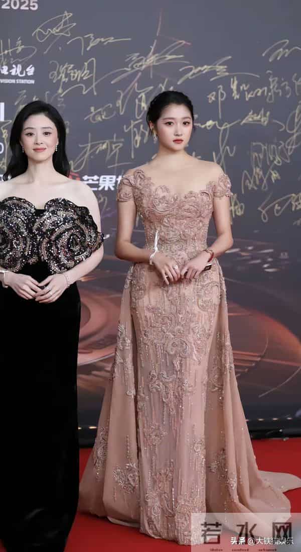 上海这一晚,蒋欣、胡杏儿秒了00后小花,才知什么叫美得有辨识度