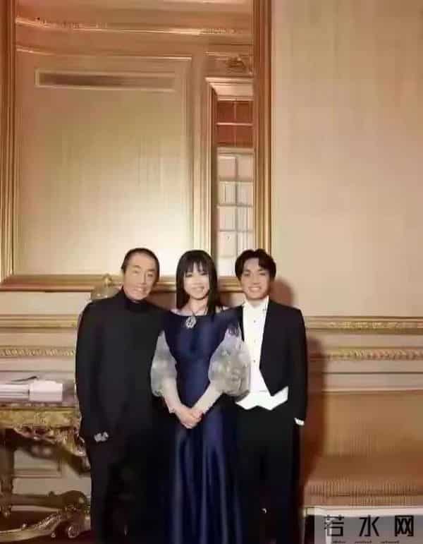 张艺谋的儿子与女儿合影，一个帅一个美，完美继承了妈妈的美貌。