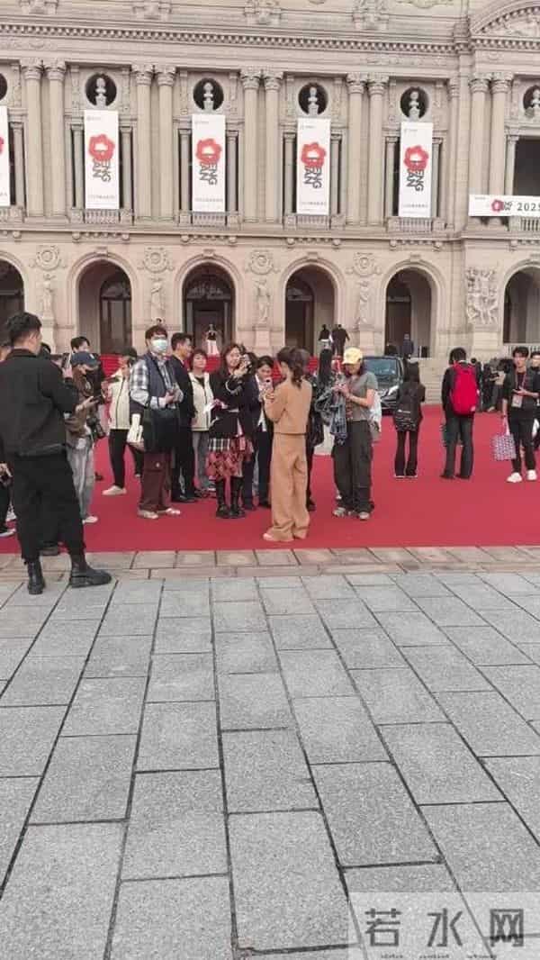 横店这一夜，珠圆玉润的短剧女神郭宇欣，秒了内娱一堆“排骨精”