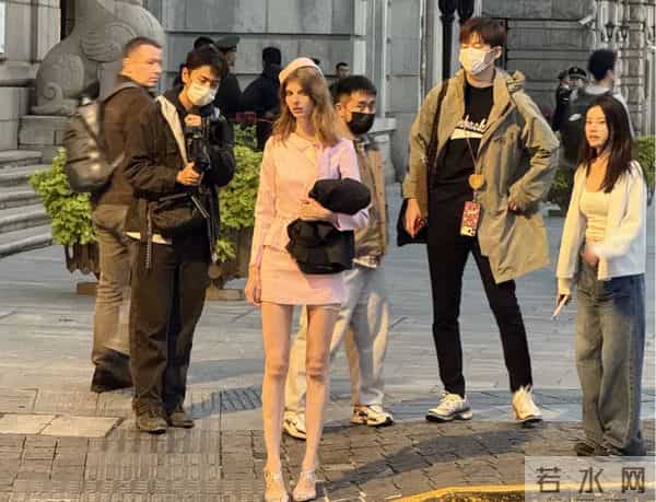 董力阿诺外滩被偶遇，阿诺穿粉色短裙露逆天长腿，董力变身小助理