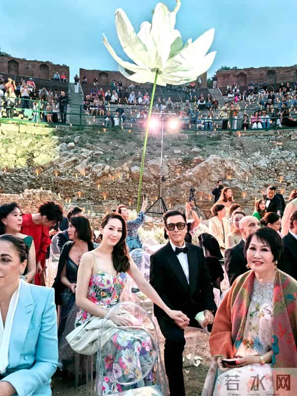 温州日清集团嫁女，甄子丹和汪诗诗甜蜜牵手，任达华女儿长得像他