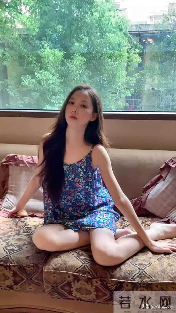 22岁的主持人李瑜,今日居家光脚丫写真,蓝色碎花裙纯欲撩人