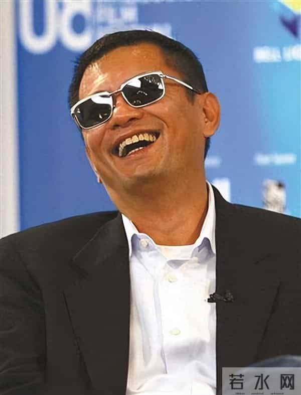 67岁王家卫晚节不保，开金靖黄腔、说唐嫣装，原来王传君真没说错