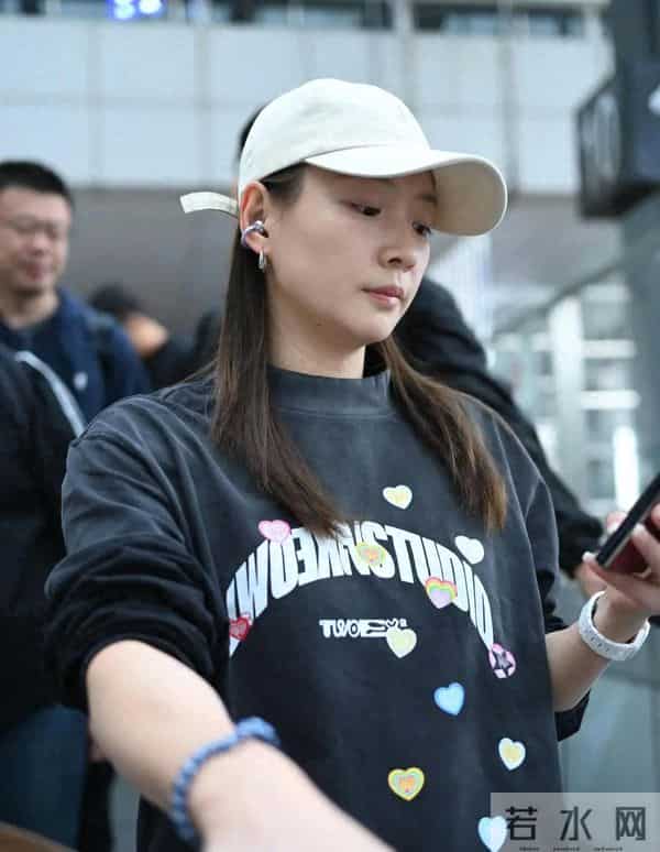 黄雅琼深圳机场抵达，黑色印花卫衣套装配米色帽，休闲随性好高级