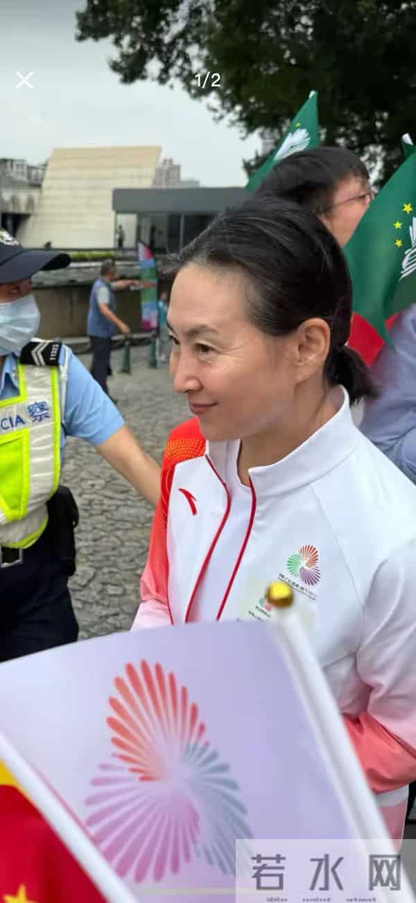 何超琼戴大钻石耳饰很华丽，她的头发白了，她和何超盈女儿合影