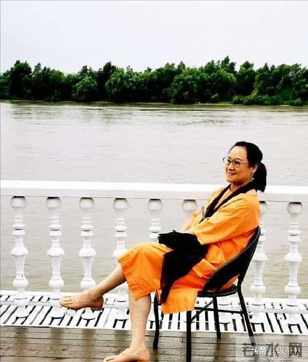 原来他俩是夫妻，家里家外老婆是领导，68岁住大别墅仍坚持拍戏