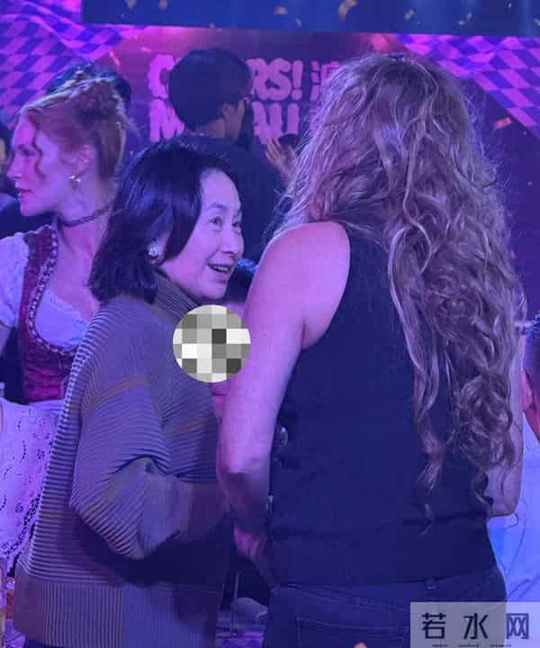 何超琼戴大钻石耳饰很华丽，她的头发白了，她和何超盈女儿合影