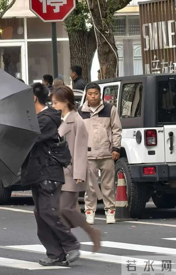 孙俪穿大衣过马路，气质真好，随手用手机一拍都这么美！