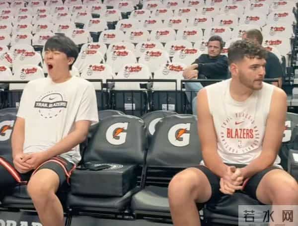 杨瀚森女友不是不不上学，而是人家早毕业了，而且还是本科生