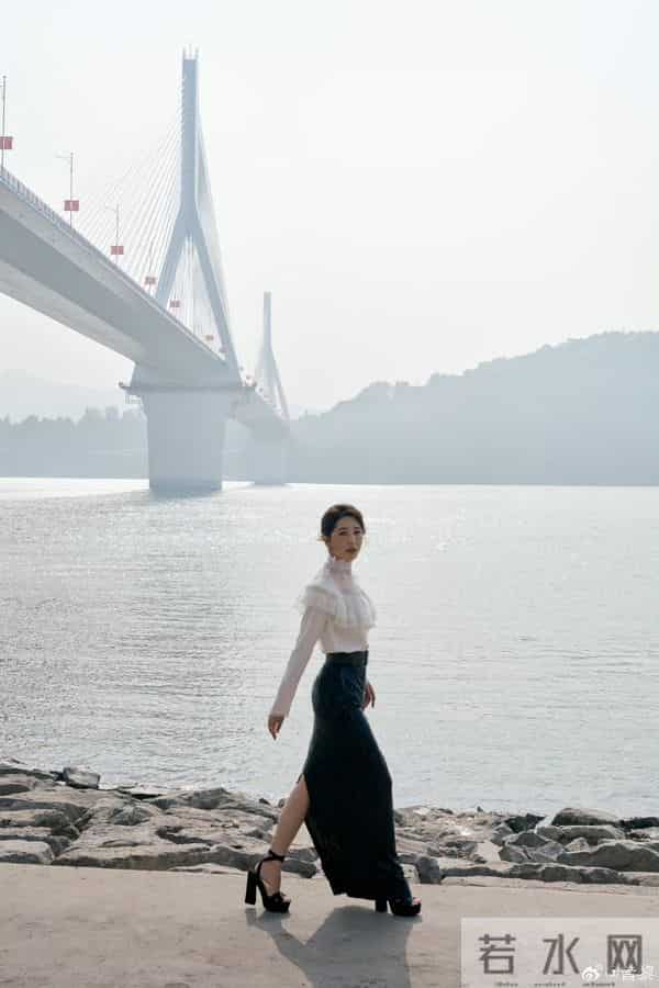 曾黎阿姨今日份在长江大桥美拍，开叉包臀裙高跟穿搭迷人至极