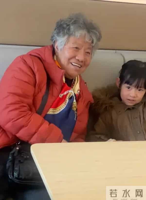 郭晓东妈妈带亲戚来北京，住小酒店不麻烦儿子，俩孙女全程玩手机