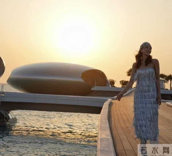 陈赫前妻在沙特过生日，外国老公现身两人十指紧扣，男方身材不错