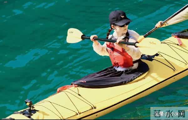 李沁在《花儿与少年7》里的穿搭！简直是户外时尚教科书啊！