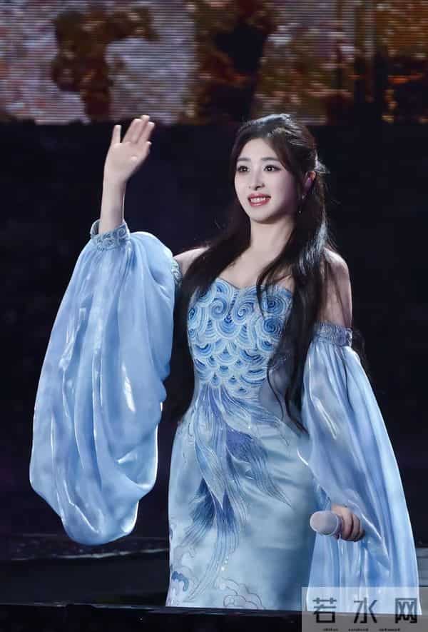 张含韵上海演唱会“惊变”，上围引热议，恋爱传闻靠谱吗？