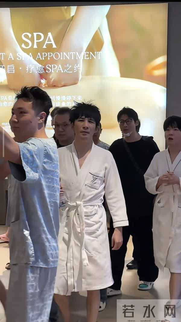 沈阳洗浴中心 偶遇大张伟和沈凌 大张伟走路没劲 还一副没睡醒的样子