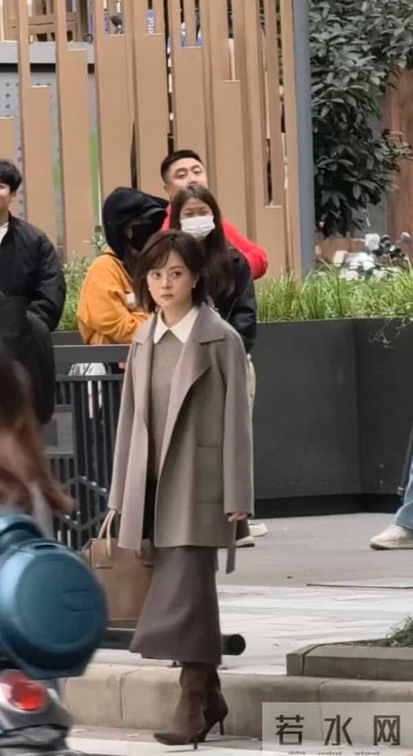 孙俪穿大衣过马路，气质真好，随手用手机一拍都这么美！