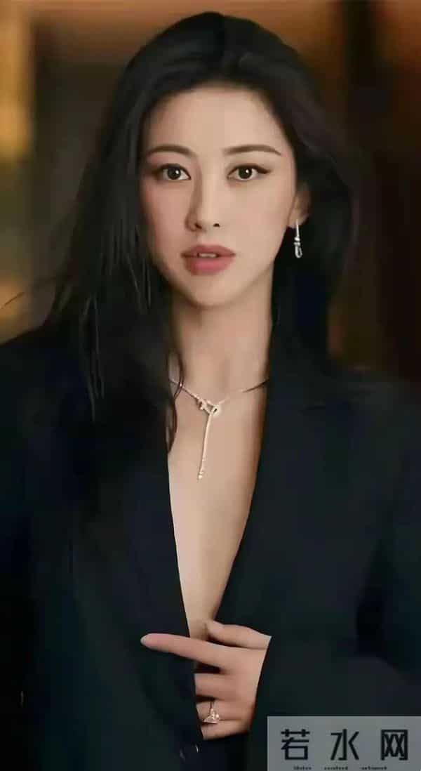 朱珠竟然真空出行边走边喝饮料 这厚度这粗度还有腰身 这样穿舒服吗