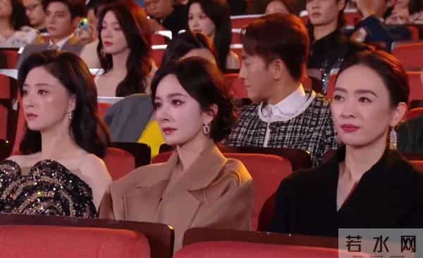 微博视界，蒋欣坐第二排C位，马伊琍靠边，多年女主角比不过配角