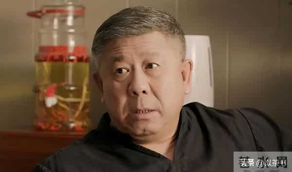 原来他俩是夫妻，家里家外老婆是领导，68岁住大别墅仍坚持拍戏