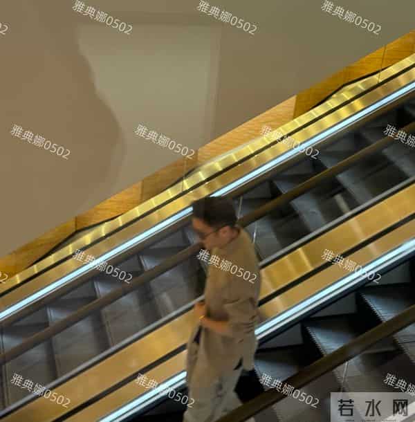 香港偶遇谢霆锋和大儿子,谢霆锋好帅好年轻Lucas很乖很崇拜爸爸