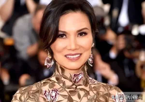 睡完首富睡总统!从厂妹到顶级名媛,捞金268亿的她,到底凭啥?