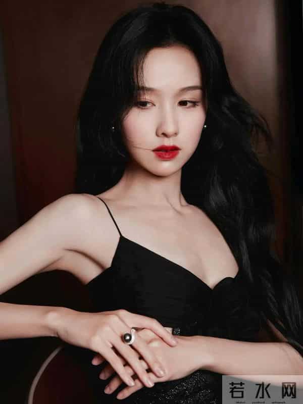 陈都灵一袭黑色拼接款吊带裙 妩媚动人