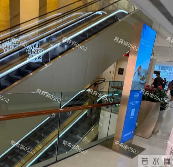 香港偶遇谢霆锋和大儿子,谢霆锋好帅好年轻Lucas很乖很崇拜爸爸