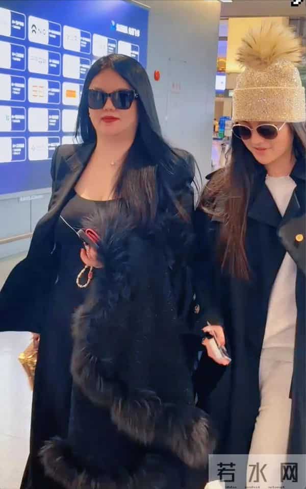 李湘一家三口现身机场，走路带风气场十足！手上那件貂皮大衣抢镜