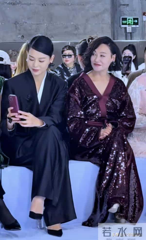 上海这一晚,蒋欣、胡杏儿秒了00后小花,才知什么叫美得有辨识度