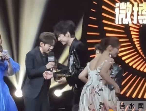 微博之夜似菜市场，杨幂指挥交通，蓝盈莹撞衫，张淼怡不敢认