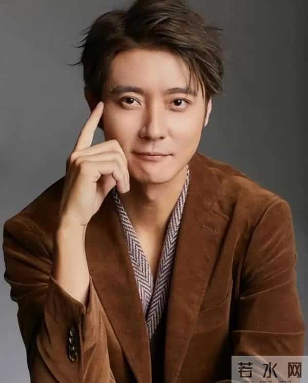 张丹峰洪欣带孩子逛环球影城,对着镜头比耶,完全看不出相差10岁