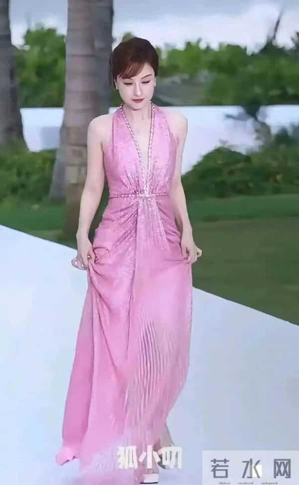 吴昕这容整得好成功 起码年轻了20岁 娇美红润的圆脸 美得像换了个