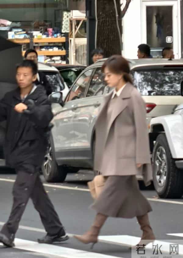 孙俪穿大衣过马路，气质真好，随手用手机一拍都这么美！
