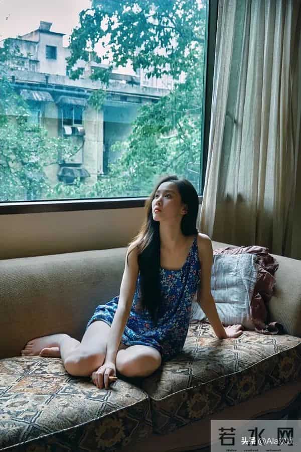 22岁的主持人李瑜,今日居家光脚丫写真,蓝色碎花裙纯欲撩人