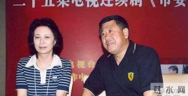 原来他俩是夫妻，家里家外老婆是领导，68岁住大别墅仍坚持拍戏