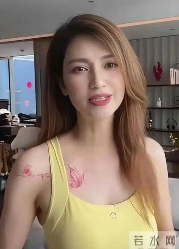 张丹峰洪欣带孩子逛环球影城,对着镜头比耶,完全看不出相差10岁