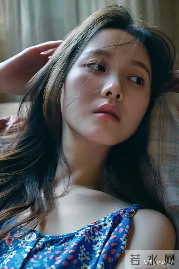 22岁的主持人李瑜,今日居家光脚丫写真,蓝色碎花裙纯欲撩人