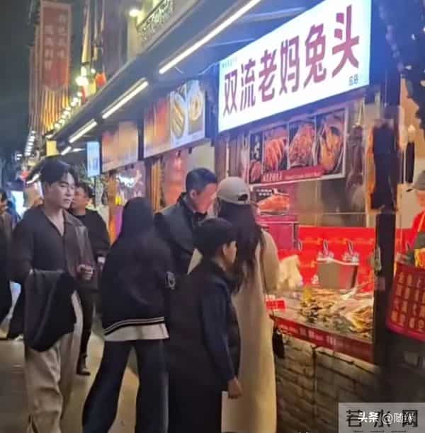 11岁小玥儿穿8万外套，很贵气！网友大赞马筱梅有功劳