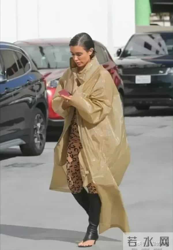 侃爷老婆比安卡独自出门!穿搭仍看不懂,比和侃爷同框正常多了