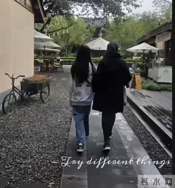 小玥儿和奶奶牵手成都公园，身高比肩张兰，气质像妈妈大S