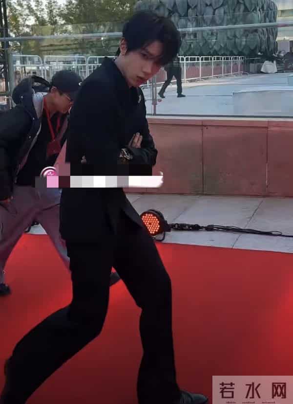 微博之夜似菜市场，杨幂指挥交通，蓝盈莹撞衫，张淼怡不敢认