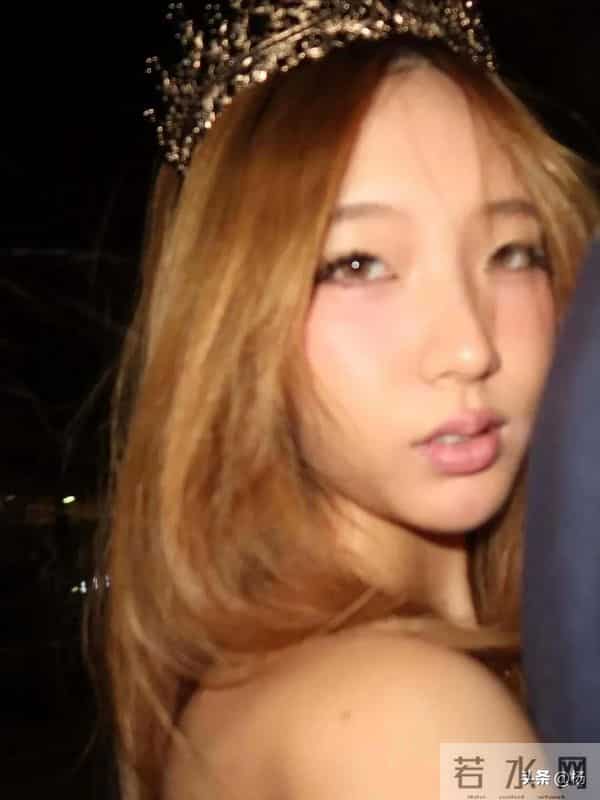 小S19岁大女儿在美国参加派对，一头黄发皮肤美黑，身材成熟火辣