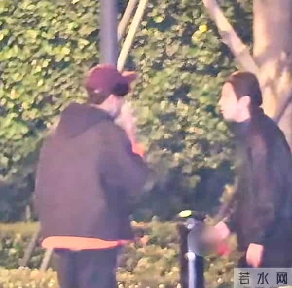 檀健次符龙飞一起抽烟，亮点是双爹带娃逛环球！