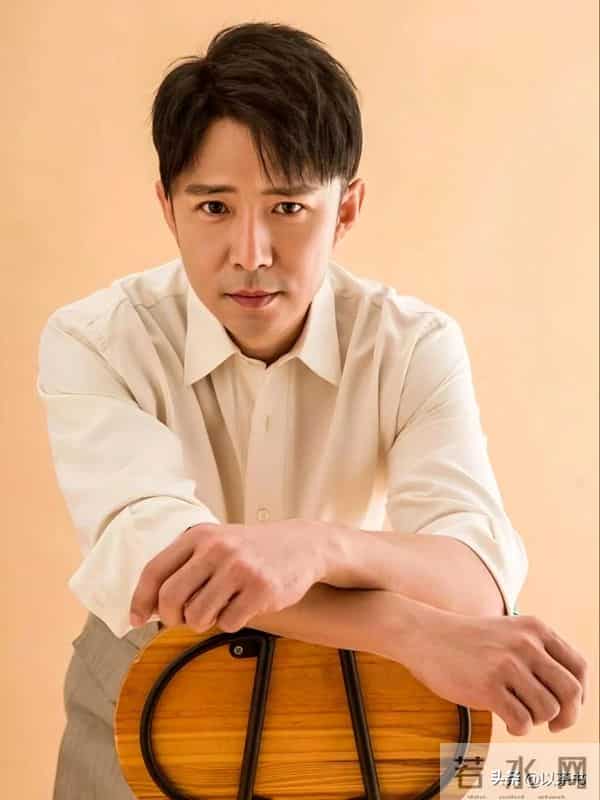 她是高鑫夫妇的女儿，不拍广告不进娱乐圈，读上海重点高中是学霸