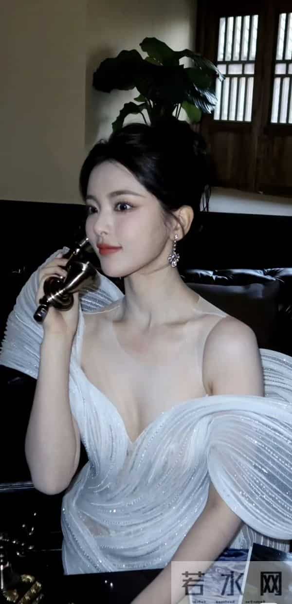 杨超越 深V高叉裙