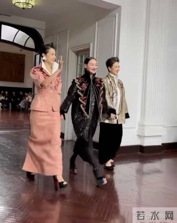 上海这一晚,蒋欣、胡杏儿秒了00后小花,才知什么叫美得有辨识度