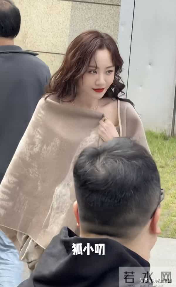 杨蓉今日大侦探路透照超惊艳 披肩大波浪优雅又美丽 直接美晕我了