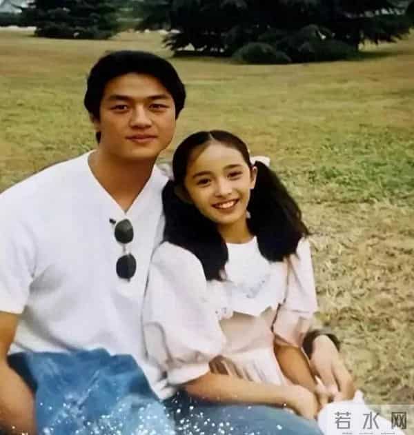 1997年，杨幂与李亚鹏在草坪上，亲切交谈